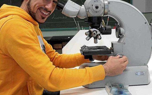 Eneko Llinás Villasante, profesor de Biología y Geología de Secundaria en Olabide Ikastola. Eneko Llinás Villasante, profesor de Biología y Geología de Secundaria en Olabide Ikastola.