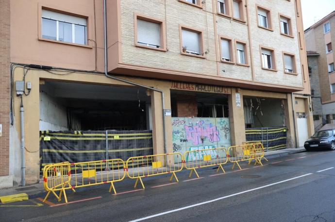 Fachada de Talleres Marcotegui, en la calle Errotazar 23, donde se están acondicionando tres viviendas tipo loft.