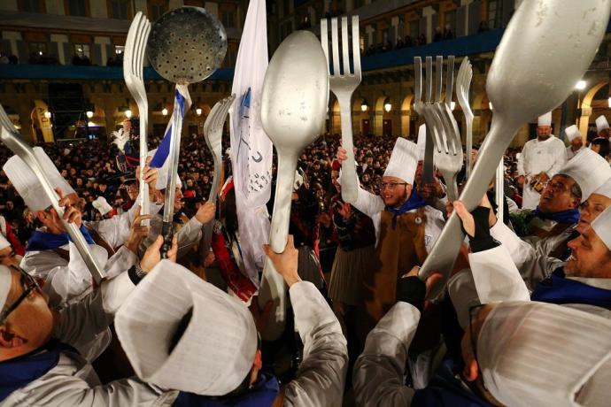 Imagen de la arriada en la plaza de La Constitución