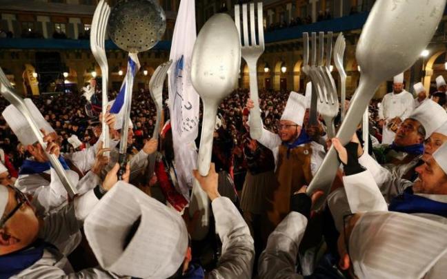 Imagen de la arriada en la plaza de La Constitución