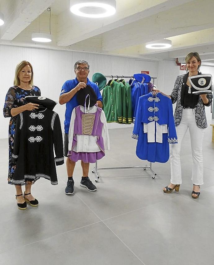 Carmen Albes, Arkauz y la alcaldesa muestran los nuevos trajes.