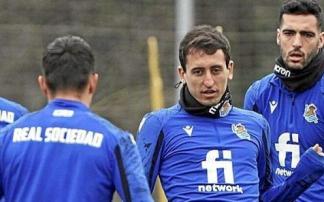 Oyarzabal ensaya el pase en presencia de Merino, durante el entrenamiento de ayer martes en Zubieta.