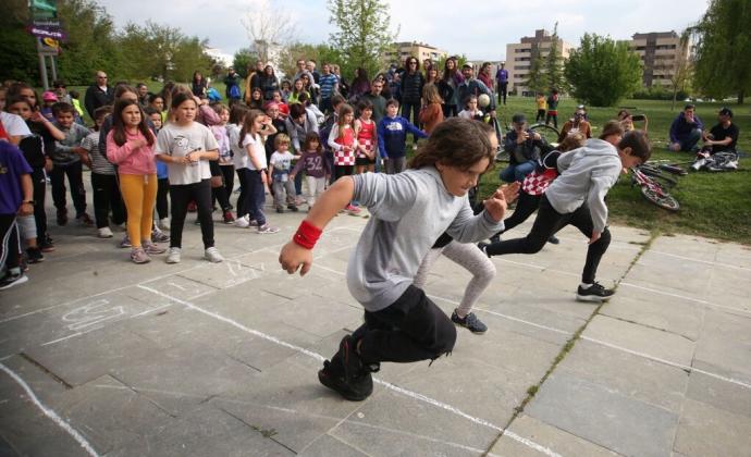 Un peculiar entrenamiento de Tangorri, este martes en los porches del Ayuntamiento del Valle de Egüés.