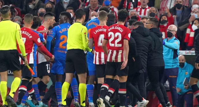 Yuri Berchiche, al término de la primera mitad, se encara con Mouctar Diakhaby en medio de una tangana que desembocó en la expulsión de Maxi Gómez en el túnel de vestuarios.