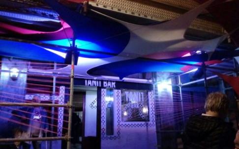 Exterior del mítico bar Tanit, en el barrio donostiarra de Amara