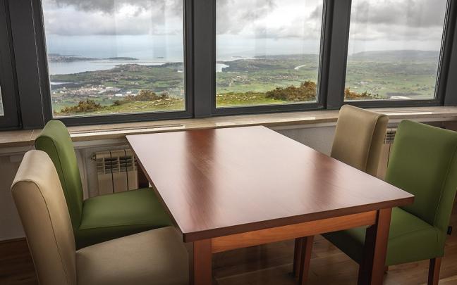 Disfrutar de unas buenas tapas con las mejores vistas es uno de los grandes atractivos que ofrece Cantabria Disfrutar de unas buenas tapas con las mejores vistas es uno de los grandes atractivos que ofrece Cantabria