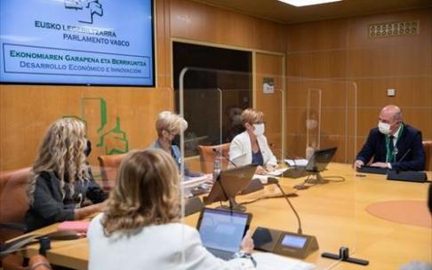 La consejera de Desarrollo Económico, Sostenibilidad y Medio Ambiente, Arantxa Tapia, durante su comparecencia en Comisión