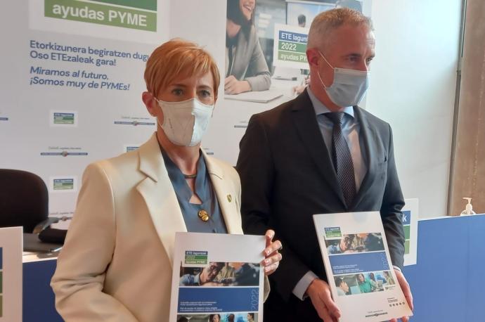 Arantxa Tapia y Aitor Urzelai durante la presentación de las ayudas para pymes en 2022.