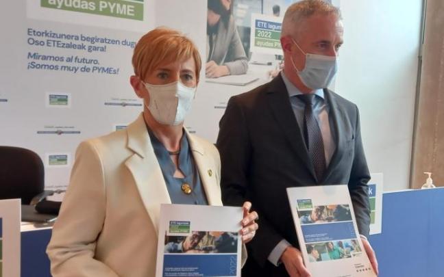 Arantxa Tapia y Aitor Urzelai durante la presentación de las ayudas para pymes en 2022.