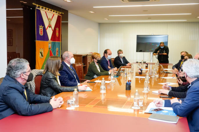 Reunión entre el Gobierno vasco y representantes de la logística.