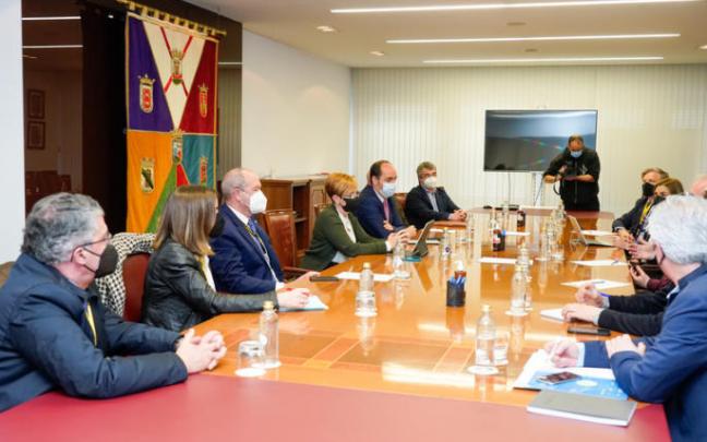 Reunión entre el Gobierno vasco y representantes de la logística.