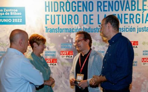Arantxa Tapia y Pedro Hojas, en el centro de la imagen, ayer jueves en las jornadas sobre el hidrógeno en Bilbao.