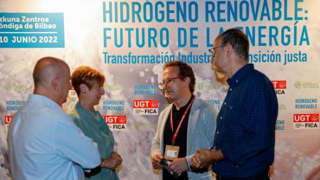 Arantxa Tapia y Pedro Hojas, en el centro de la imagen, ayer jueves en las jornadas sobre el hidrógeno en Bilbao.