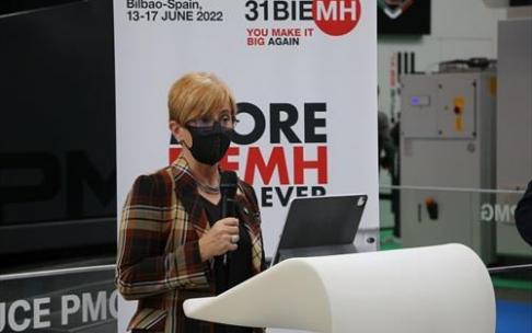 Arantxa Tapia en la presentación en la EMO MILANO 21 de la 31ª edición de la Bienal Internacional de la Máquina Herramienta Arantxa Tapia en la presentación en la EMO MILANO 21 de la 31ª edición de la Bienal Internacional de la Máquina Herramienta