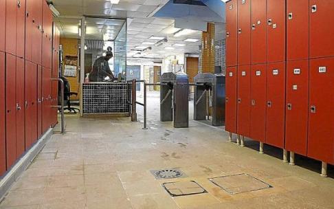 Tapas y sumidero de las cabinas, bajo las que se hallaba el socavón.