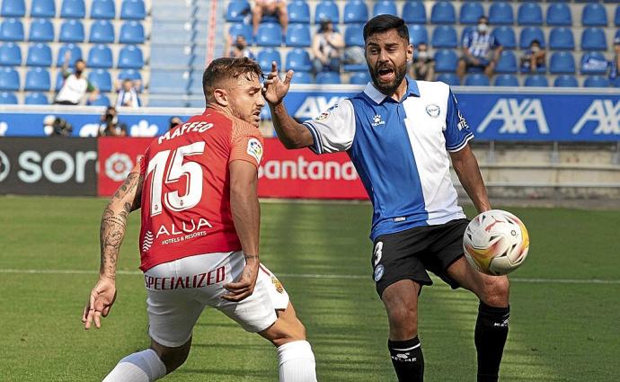 Duarte protesta una acción de Maffeo durante la derrota de ayer. Foto: Josu Chavarri