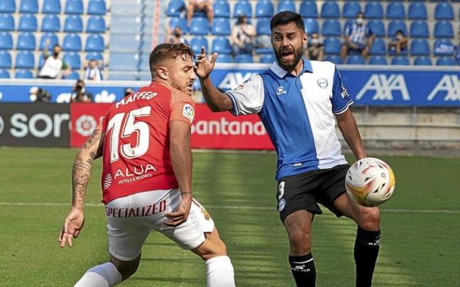 Duarte protesta una acción de Maffeo durante la derrota de ayer. Foto: Josu Chavarri
