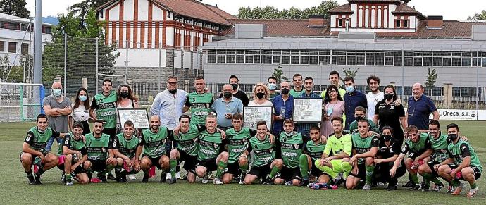Los homenajeados posan, con las placas que recibieron ayer, junto al resto de jugadores del Beti Onak. Foto: Javier Bergasa