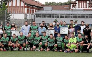 Los homenajeados posan, con las placas que recibieron ayer, junto al resto de jugadores del Beti Onak. Foto: Javier Bergasa