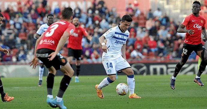 Manu García conduce un balón sobre el césped de Son Moix ante la atenta mirada de varios futbolistas del Mallorca. Foto: Área 11