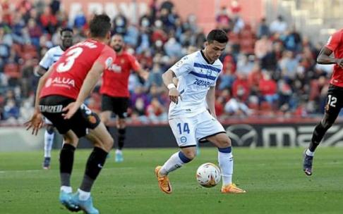 Manu García conduce un balón sobre el césped de Son Moix ante la atenta mirada de varios futbolistas del Mallorca. Foto: Área 11