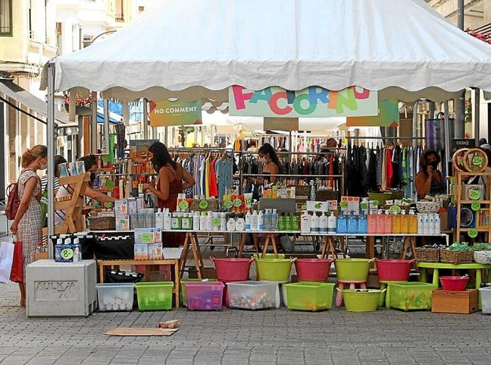 Un puesto de la feria de rebajas del pasado verano.