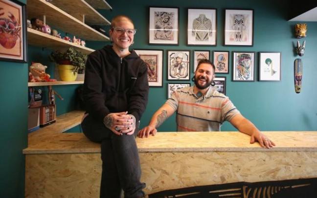 Marcela Valencia y Ernesto Romero 'Tet', en el mostrador de su estudio de tatuajes de la calle Zubibidea del barrio de Ardoi, en Zizur Mayor. Marcela Valencia y Ernesto Romero 'Tet', en el mostrador de su estudio de tatuajes de la calle Zubibidea del barrio de Ardoi, en Zizur Mayor.