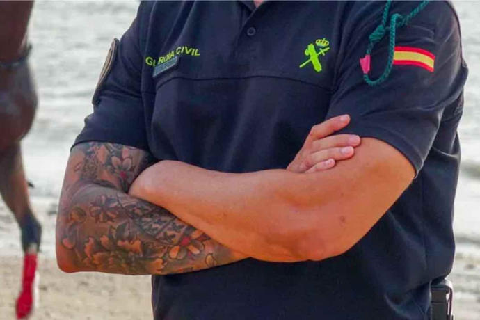 Un guardia civil, con un tatuaje en el brazo.