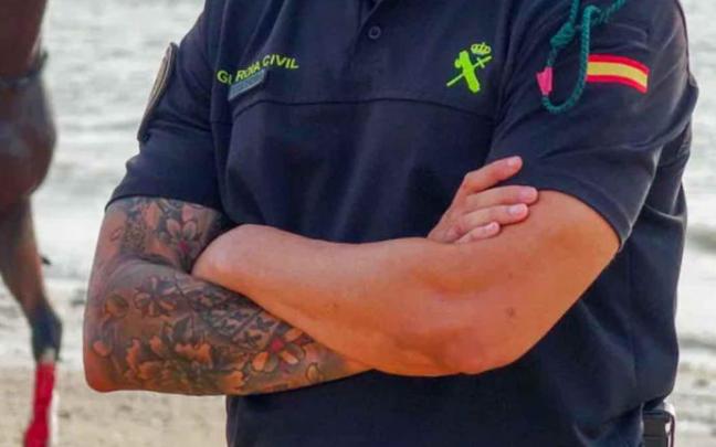 Un guardia civil, con un tatuaje en el brazo.
