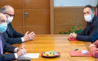 La ministra de Transportes, Movilidad y Agenda Urbana, Raquel Sánchez, (d) junto al consejero vasco de Transportes, Iñaki Arriola, (i) en presencia del delegado del gobierno Denis Itxaso