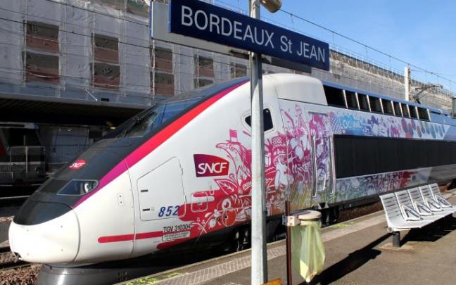 Tren TGV en la estación de Saint - Jean, en Burdeos. Tren TGV en la estación de Saint - Jean, en Burdeos.