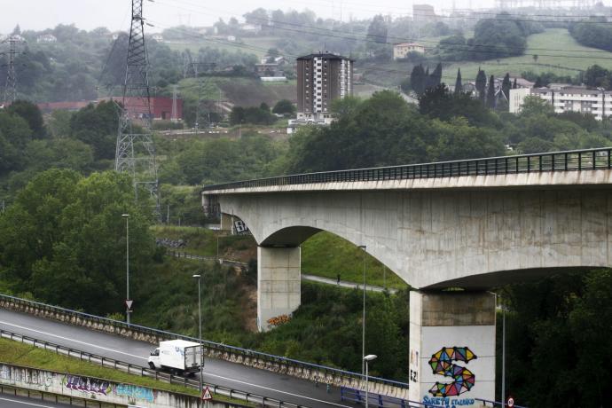 A pocos metros de este puente en Zaratamo partirá el túnel que acercará el TAV hasta la futura estación soterrada de Abando