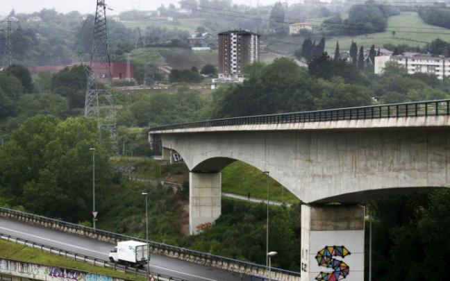 A pocos metros de este puente en Zaratamo partirá el túnel que acercará el TAV hasta la futura estación soterrada de Abando