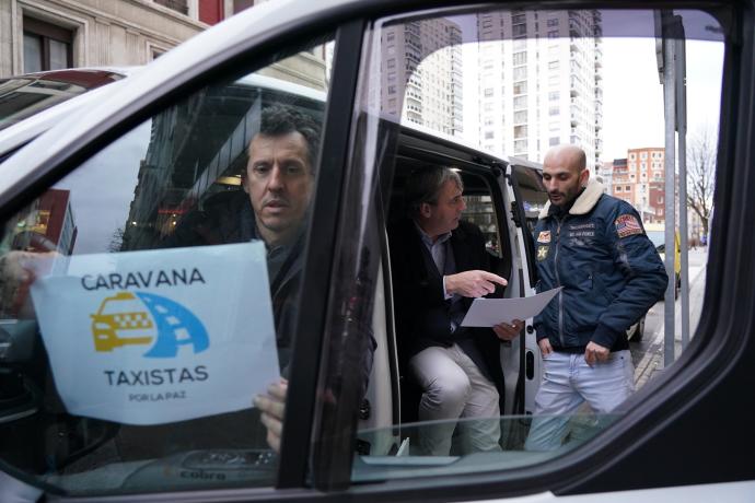 La Federación Vasca del Taxi 'ha reclutado' diez coches y veinte conductores para llevar material a Ucrania y traer llenas las 44 plazas que tienen libres.