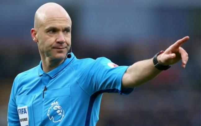 Anthony Taylor, en un partido de la Premier.
