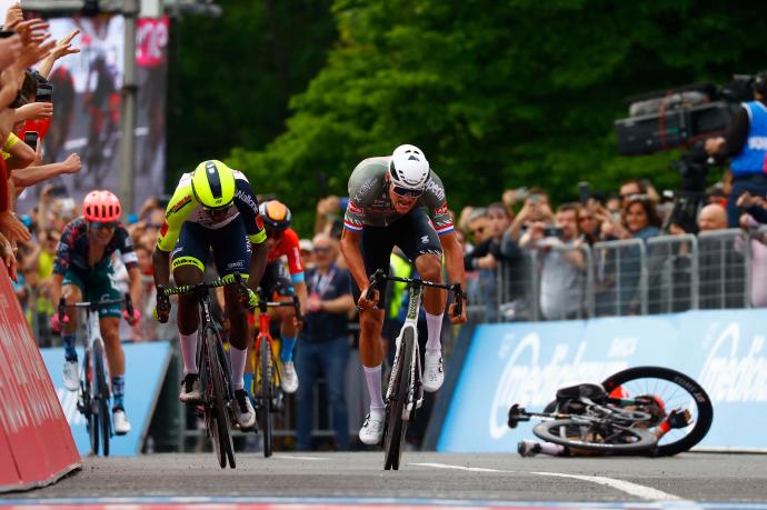 Van der Poel puede con Girmay en la etapa inicial del Giro, en la que Pello Bilbao es tercero.