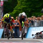 Van der Poel puede con Girmay en la etapa inicial del Giro, en la que Pello Bilbao es tercero.