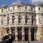 Fachada del Teatro Arrigaga desde su plaza