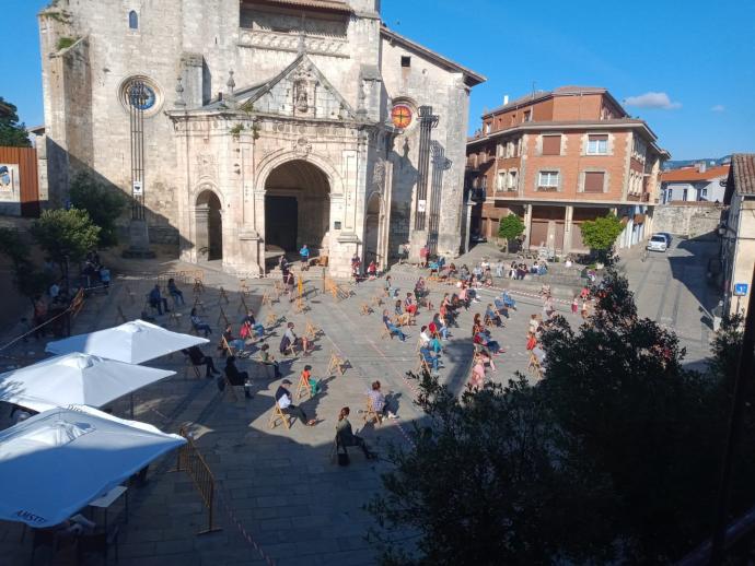 Representación teatral celebrada en Agurain con medidas de distanciamiento.