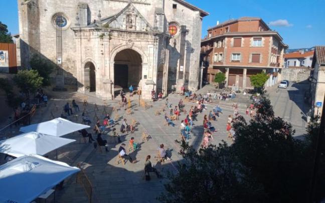 Representación teatral celebrada en Agurain con medidas de distanciamiento.