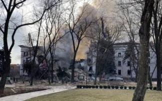 Los restos del teatro bombardeado en Mariúpol.