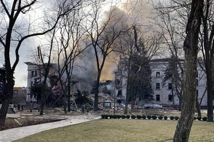 Así quedó el teatro de Mariúpol tras el bombardeo.