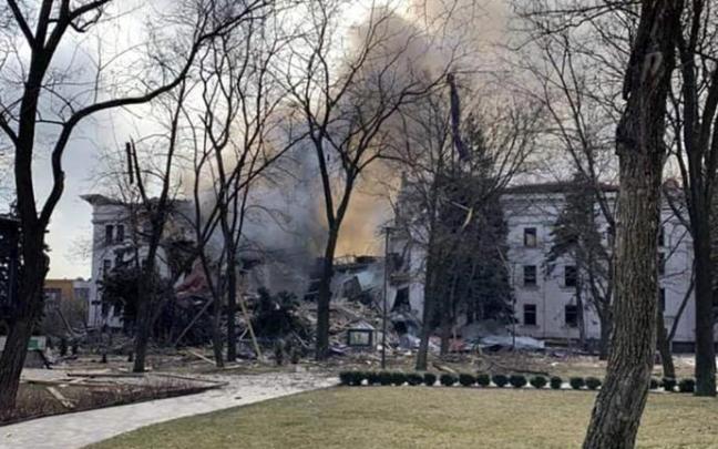 Así quedó el teatro de Mariúpol tras el bombardeo.