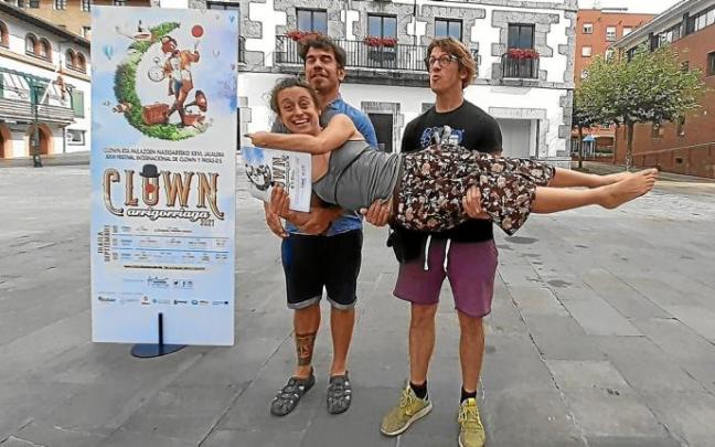 Los artistas Tiko y Paez sostienen a Maite Guevara mientras señala el cartel del festival de Arrigorriaga. Foto: S. Martín Los artistas Tiko y Paez sostienen a Maite Guevara mientras señala el cartel del festival de Arrigorriaga. Foto: S. Martín