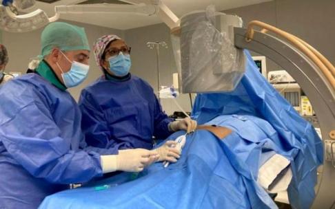 Los doctores José Luis Alcibar y Noelia Calvo, durante el procedimiento. Los doctores José Luis Alcibar y Noelia Calvo, durante el procedimiento.