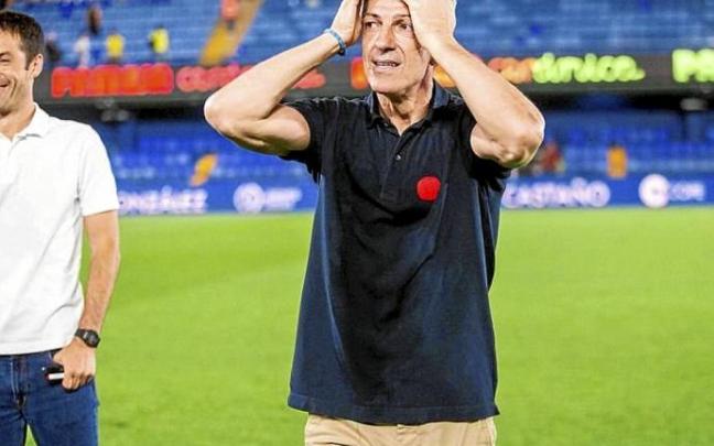 Imanol se lleva las manos a la cabeza tras ganar al Villarreal por 1-2 en La Cerámica, en el partido que supuso la clasificación para la Europa League de forma matemática.