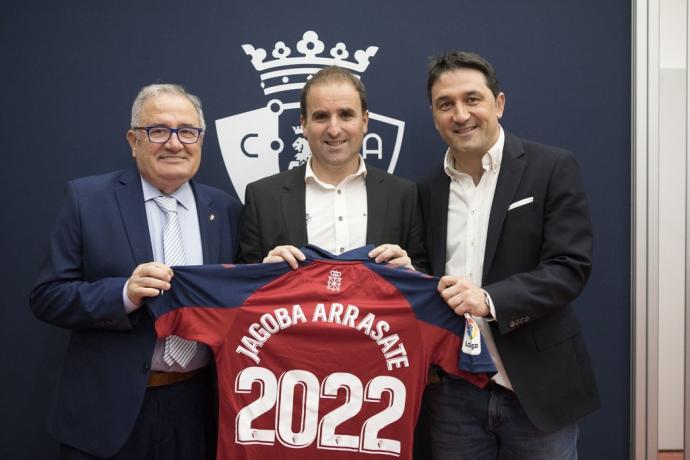 Sabalza, Arrasate y Braulio, en la presentación del acuerdo de la renovación del entrenador.