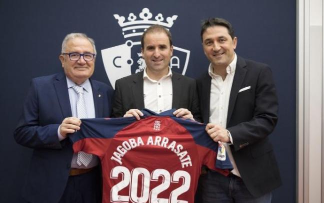 Sabalza, Arrasate y Braulio, en la presentación del acuerdo de la renovación del entrenador.