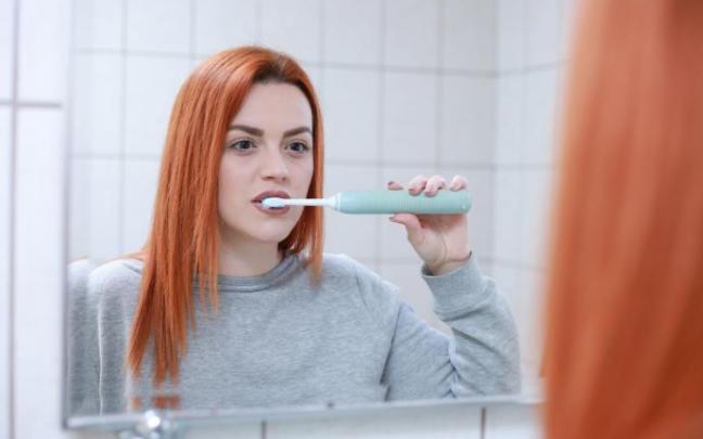 Cepillarse los dientes regularmente puede ayudar a prevenir un infarto. Cepillarse los dientes regularmente puede ayudar a prevenir un infarto.