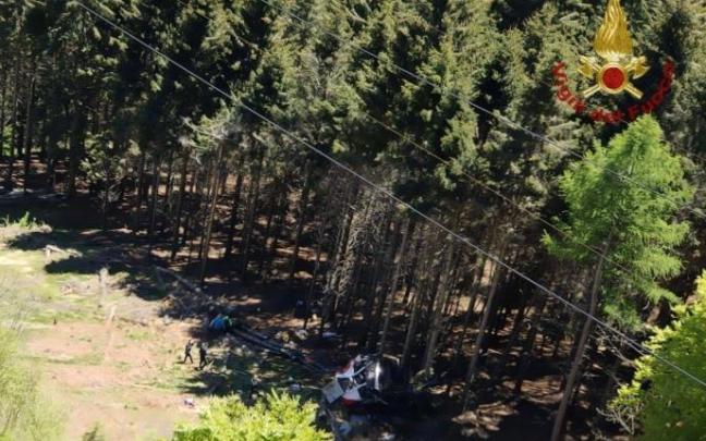 Eitan perdió a sus padres y a su hermano en el accidente del teleférico. Eitan perdió a sus padres y a su hermano en el accidente del teleférico.